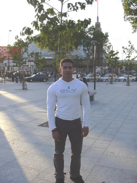                          UNE JOURNEE A PARIS